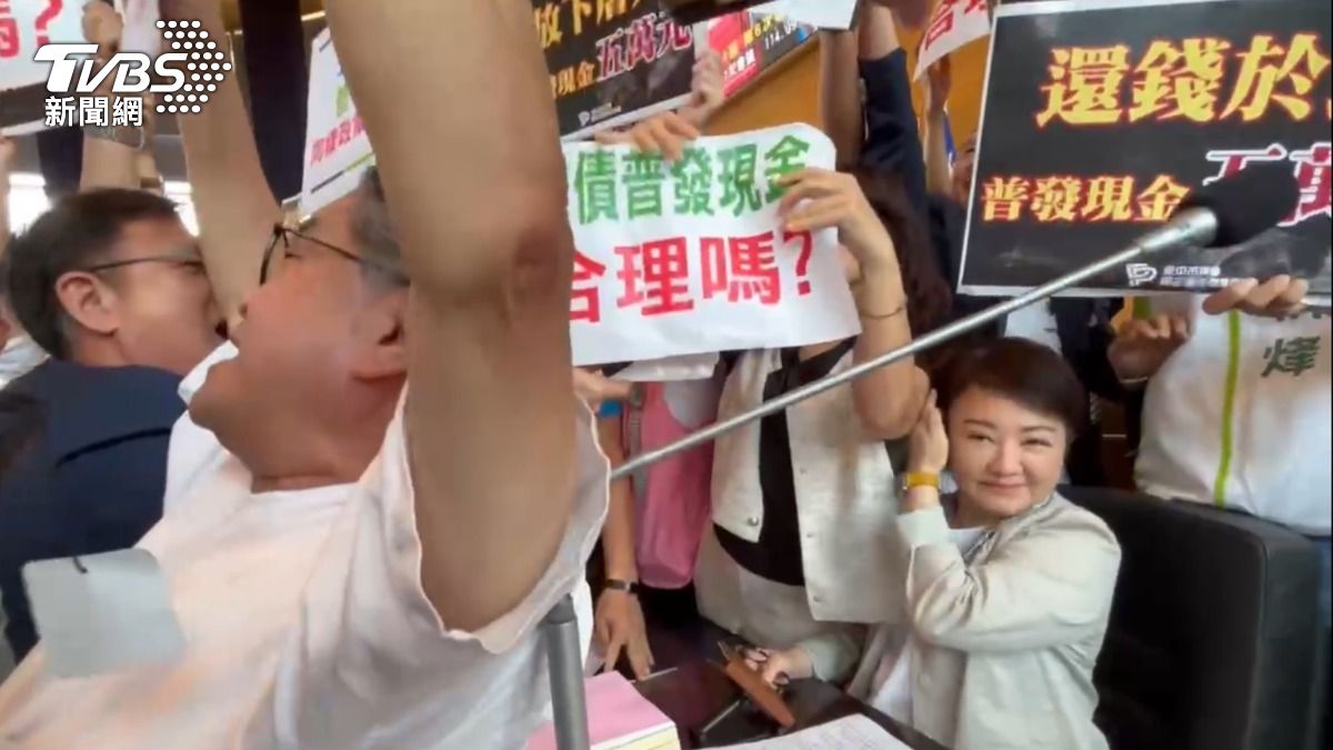 台中普發5萬案衝突!盧秀燕喊恐沒錢做市政 遭夾攻淡定撥髮