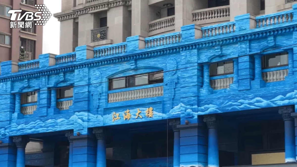 竹北江海大樓外牆漆成海洋色,準備設一座17公尺高大型錨。(圖/TVBS)