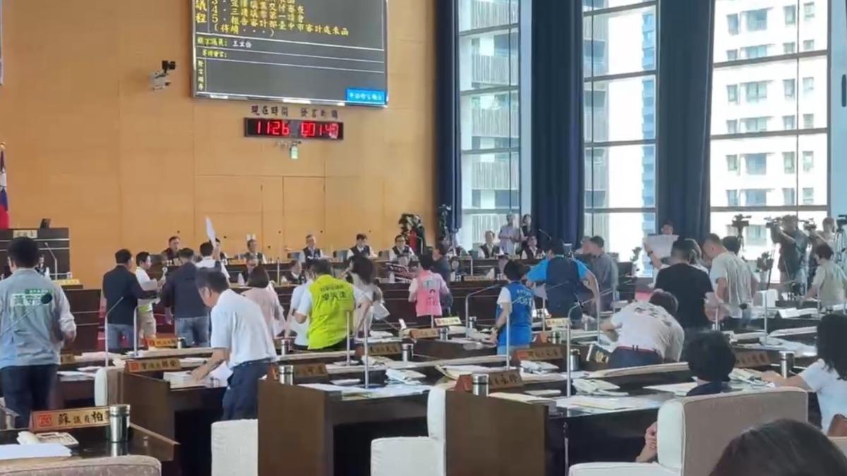 民進黨議員們皆從座位上起身,衝向質詢台上包圍盧秀燕。(圖/民進黨台中市議員江肇國提供)