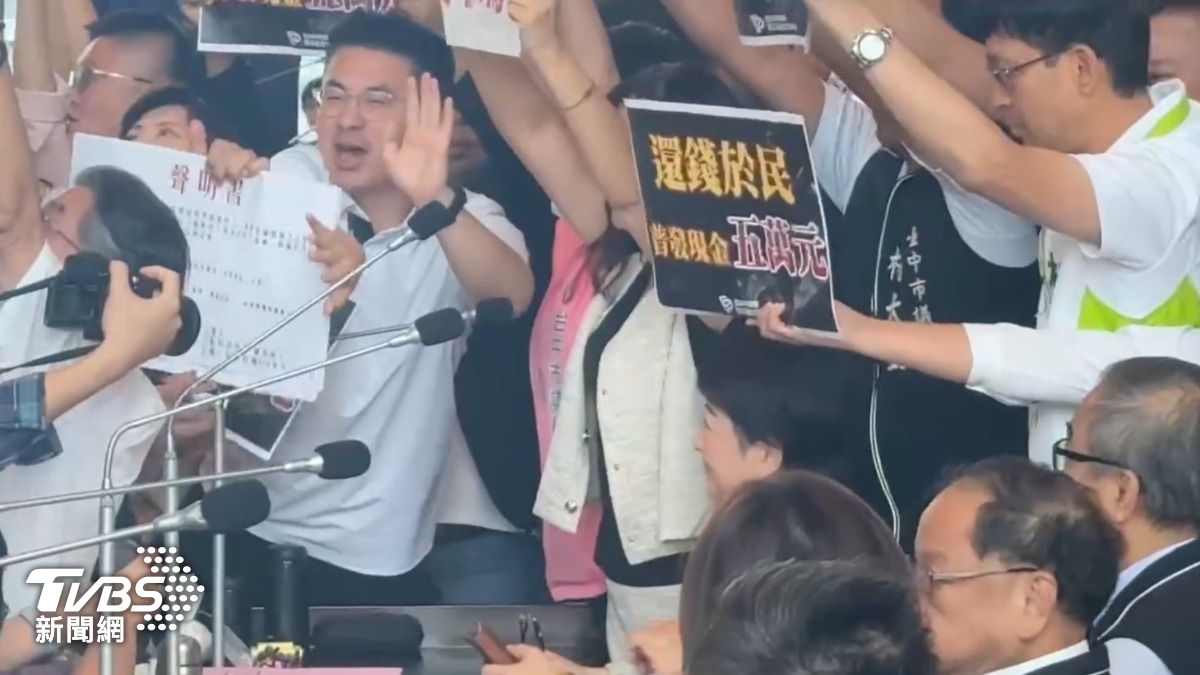 盧秀燕遭到包圍。(圖/TVBS)