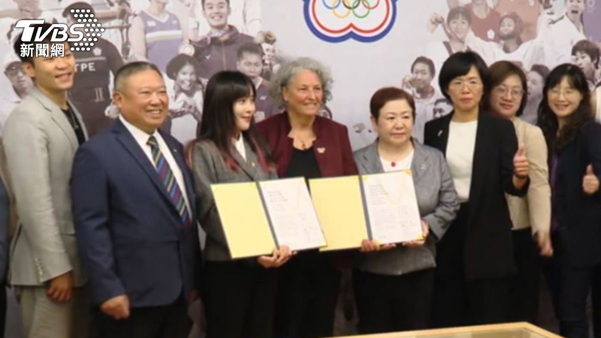 運動部長李洋擔任見證人。(圖/TVBS)