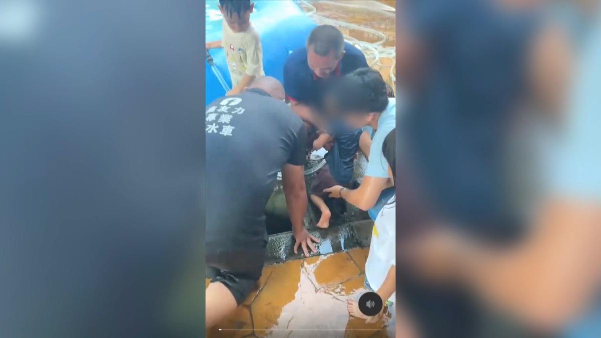 4歲童腿卡水溝痛哭!「忍者龜」鑽縫救援 家長驚見安全隱憂。(翻攝sistar831104)