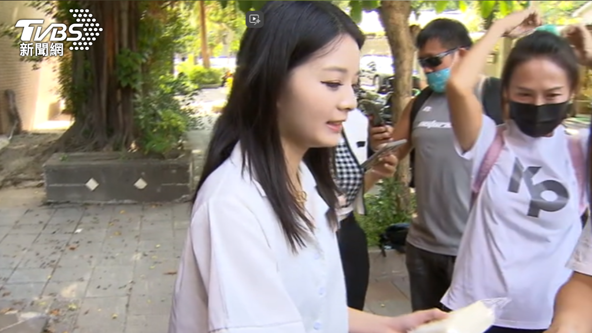 應佳妤曾在民眾黨支持者的直播中亮相，網友笑稱應曉薇為「國民岳母」。（圖／TVBS）