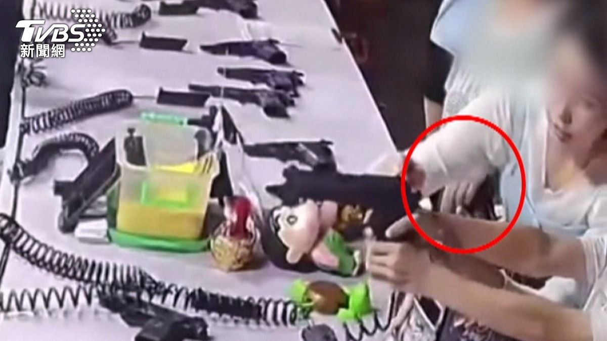 賴小姐專心教孩子如何瞄準射氣球時,63歲胡姓慣竊趁機將攤位上包包內的皮夾扒走。(圖/民眾提供)
