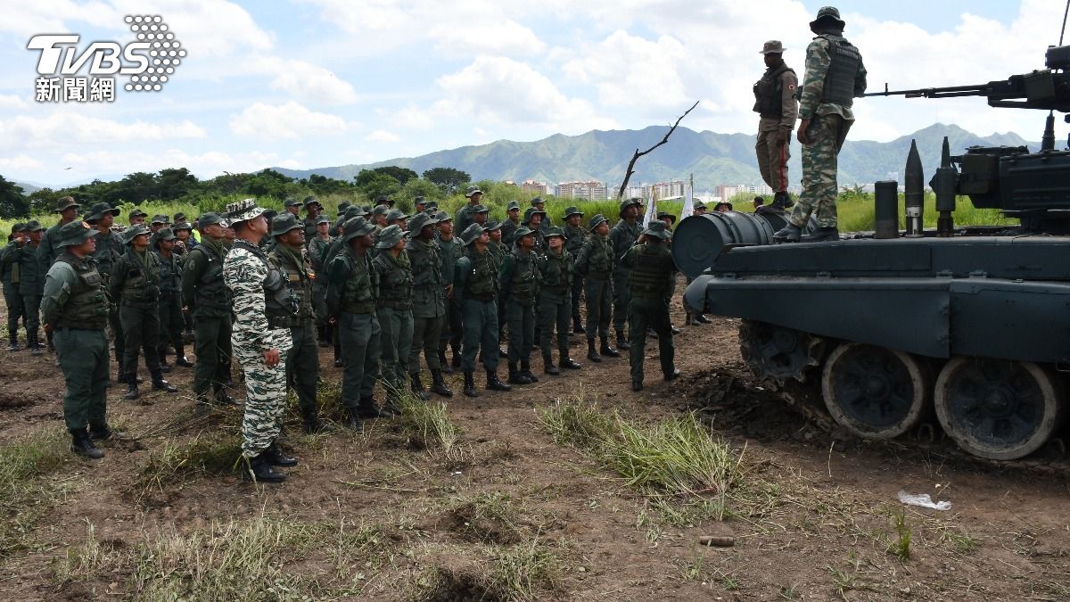 為因應與美國的緊張局勢，委內瑞拉超過300個軍營開放營地舉行民兵軍事訓練盼提升國家作戰準備水平。（圖／達志影像美聯社）