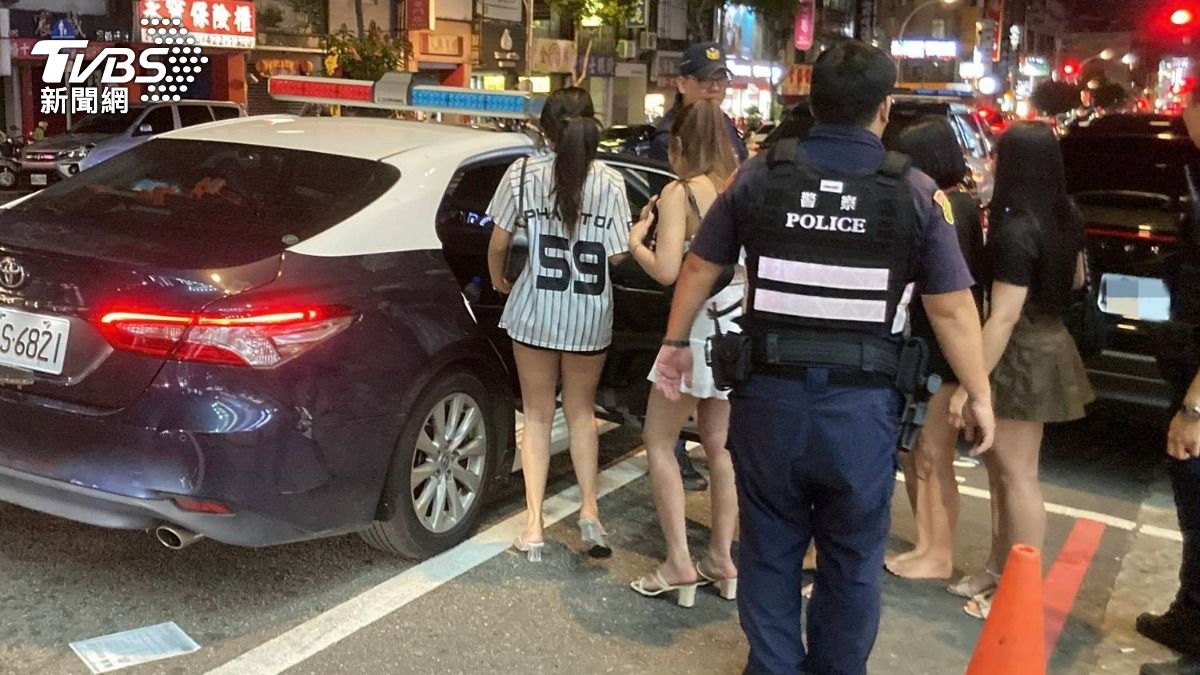 中壢警查獲非法打工外籍女子。（圖／TVBS）