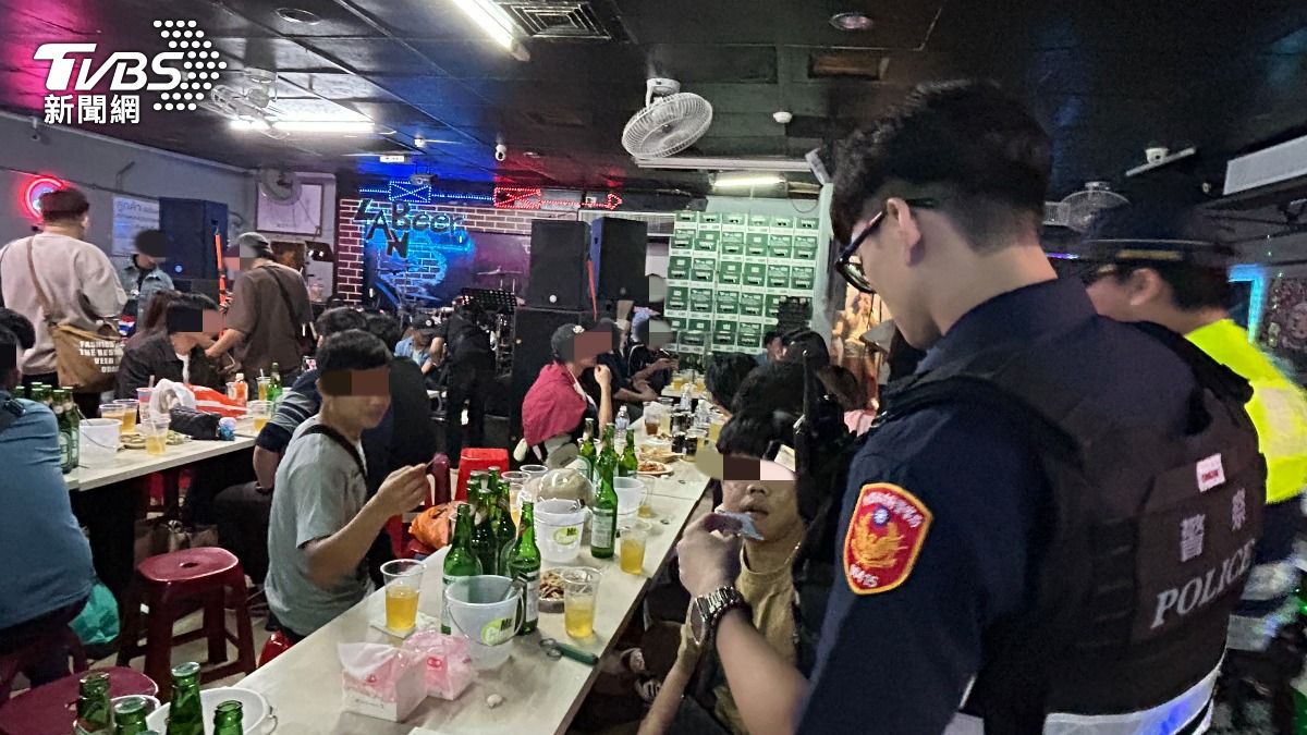 中壢警在3處小吃店查獲24名非法打工外籍女子。（圖／TVBS）