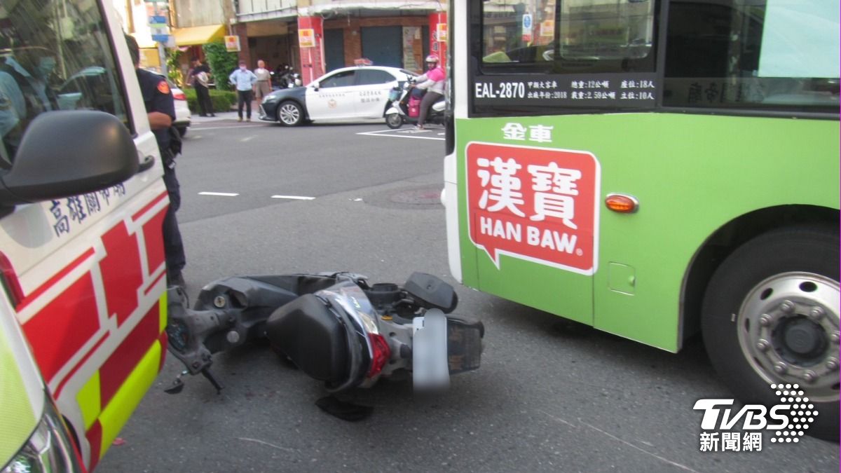 有片/移動神主牌?高雄阿伯闖紅燈「直直衝」 猛撞公車躺地