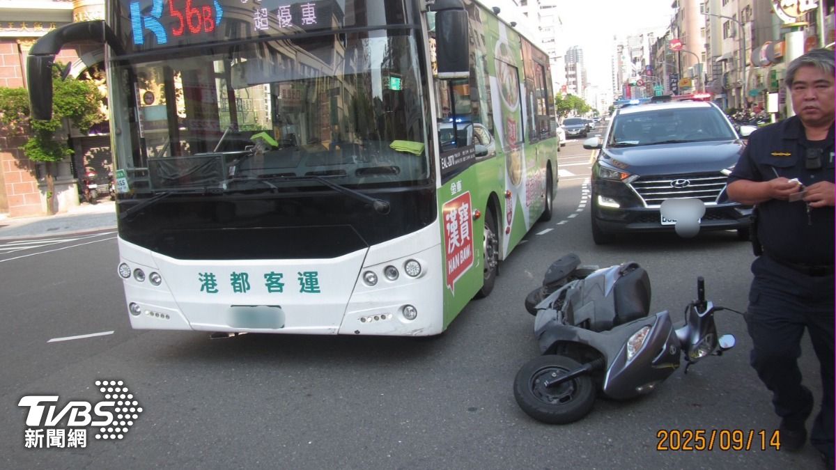 阿伯闖紅燈猛撞公車。（圖／TVBS）