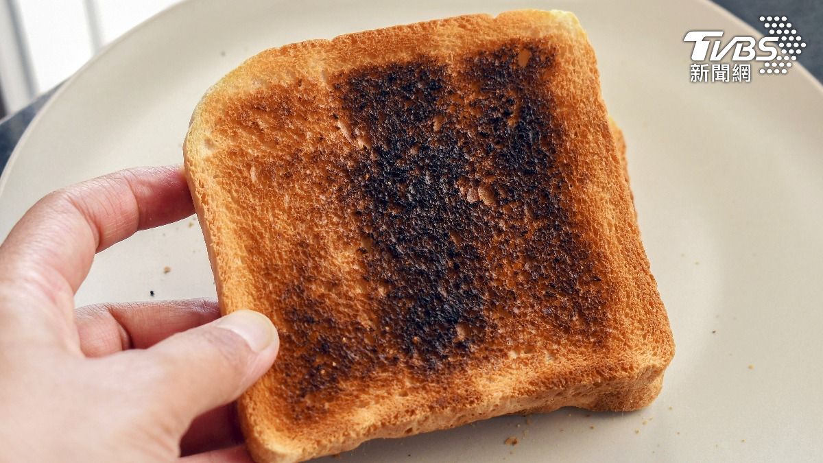 如果食物不小心燒焦，最好不要隨便丟垃圾桶。（示意圖／達志影像shutterstock）