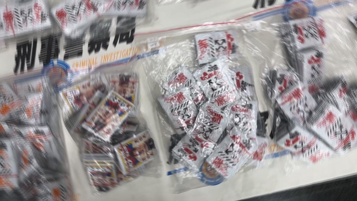 行動中共逮捕張姓主嫌等人,查扣高達2398包毒咖啡包。(圖/警方提供)