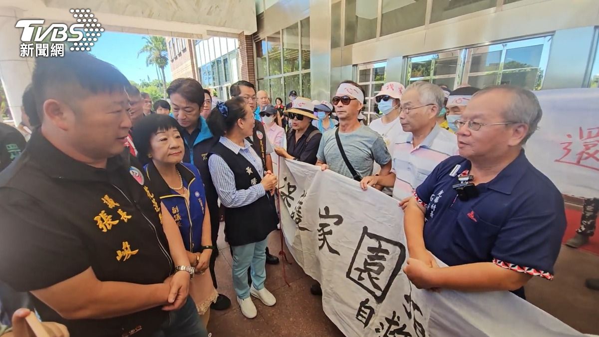 光華村民今日包車前往縣議會陳情，要求改善污染問題。（圖／TVBS）