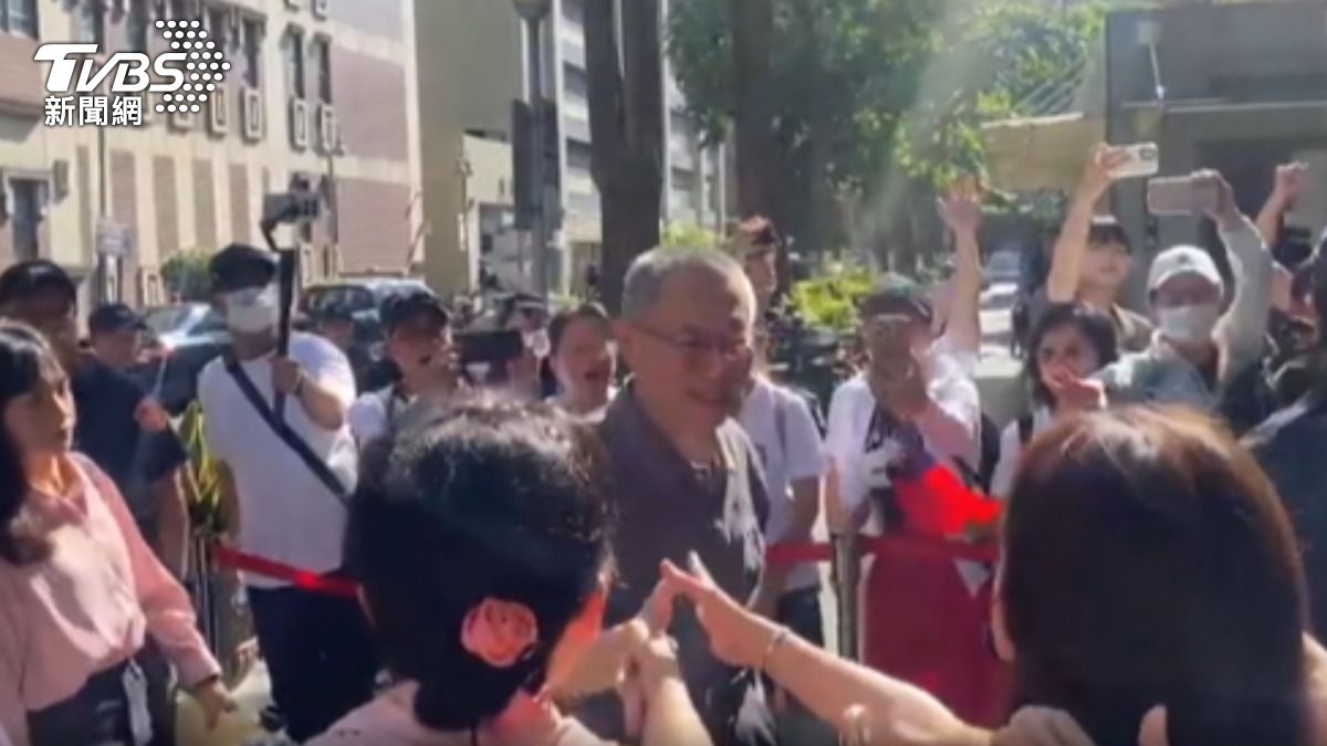 柯重開羈押庭! 小草聲援 陳佩琪面露擔憂。(圖/TVBS)