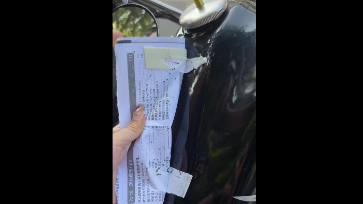 試辦重機停一般車格,卻遭貼泡棉膠,女子喊冤。(圖/民眾提供)