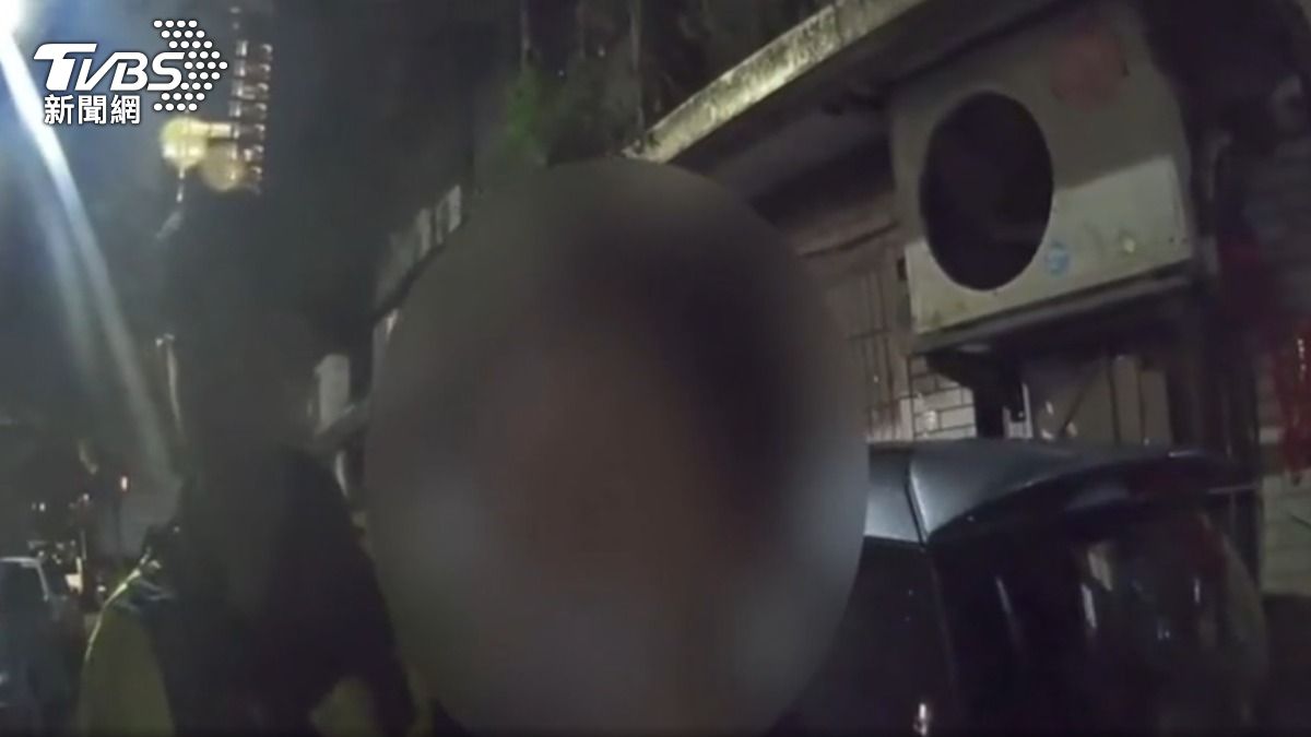 婦攀談路人遭報案,見警又辱罵、出言恐嚇。(圖/TVBS)