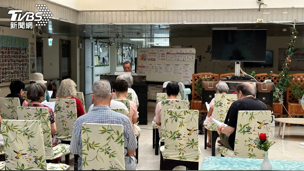 老人公寓住民自發當合唱老師帶唱歌。（圖／程子奕攝）