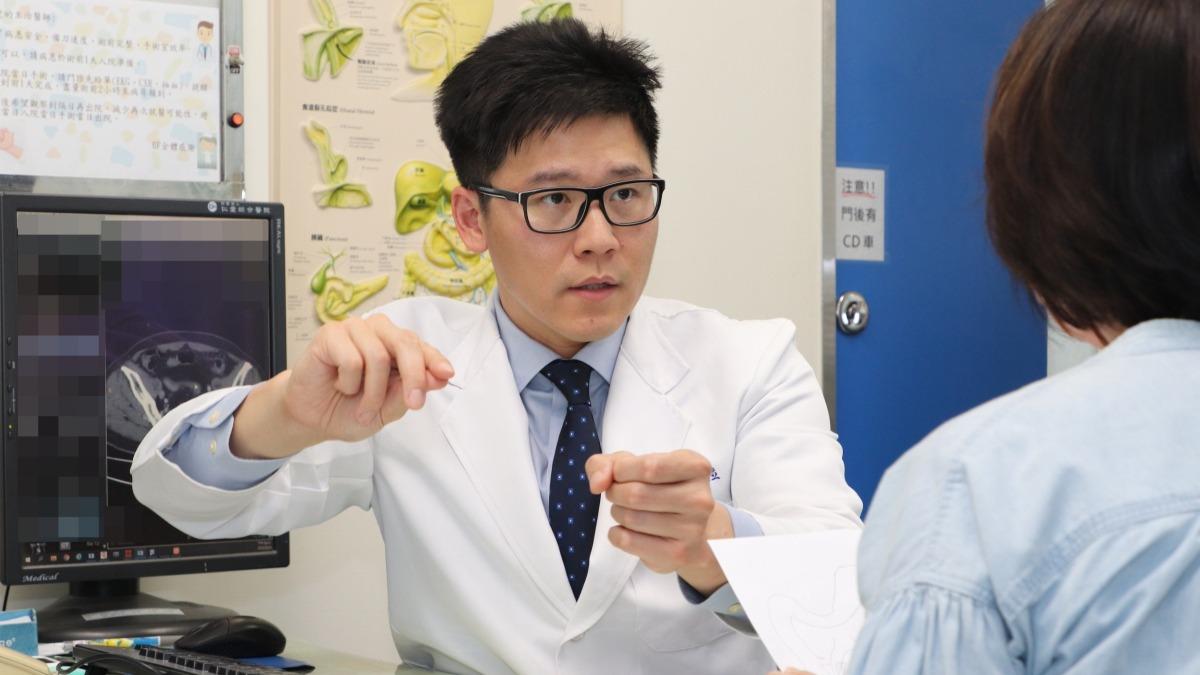 賴以立說明,大腸癌的致癌機轉目前尚未完全被了解,但環境因素、基因家族史、遺傳變異以及生活方式都有所關聯。(圖/大里仁愛醫院提供)