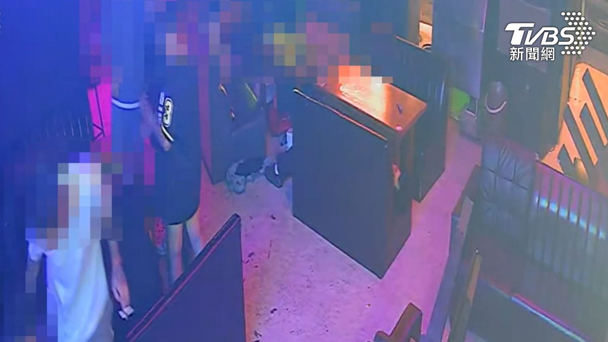 花蓮男酒後找人釘孤枝,反遭4人拖出街頭圍毆。(圖/TVBS)