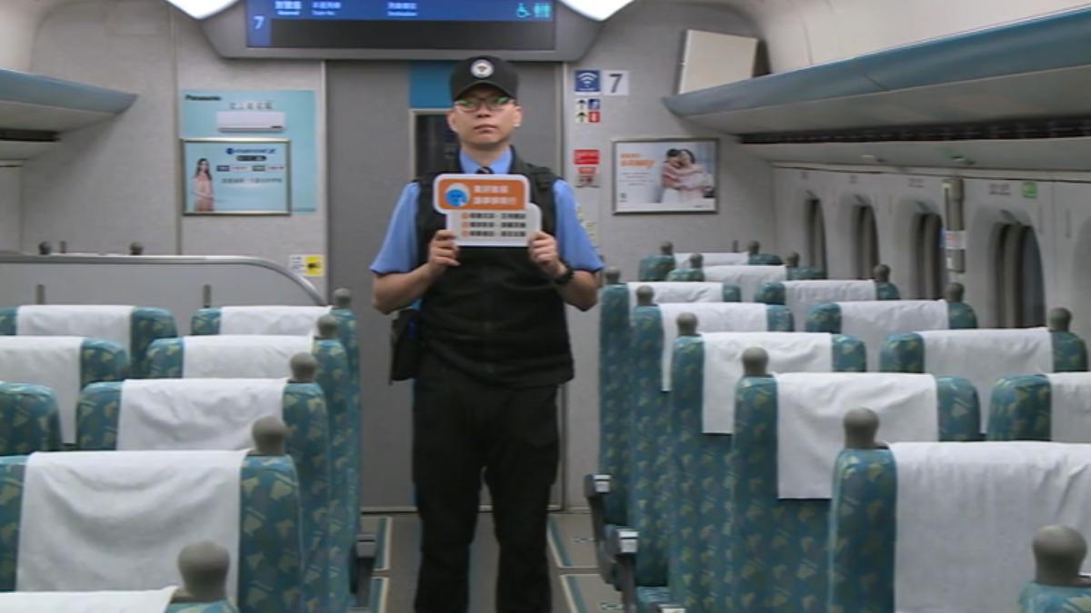 高鐵車廂內會有車安保全舉牌巡視,提醒民眾注意音量。(圖/TVBS)