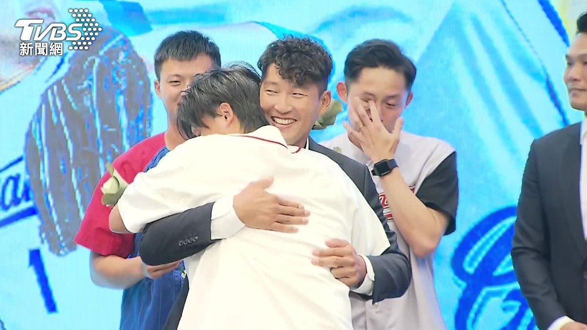 富邦悍將球員林哲瑄宣布要引退,隊友、學弟驚喜現身送上祝福,也因為不捨,忍不住落淚。(圖/TVBS)