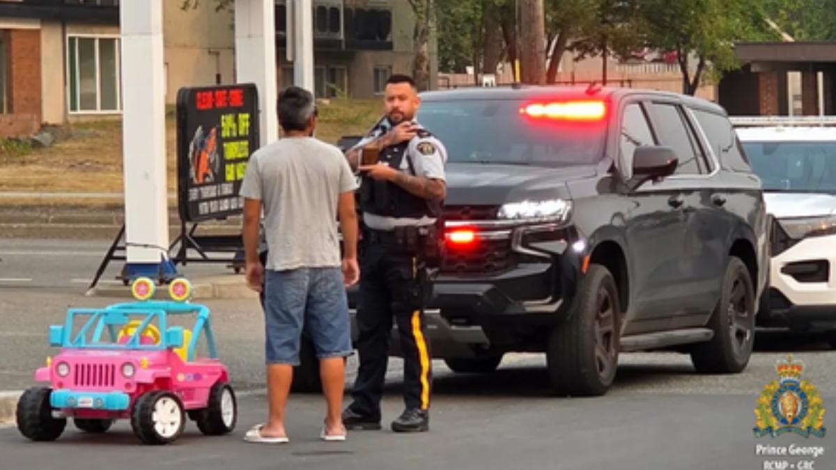 加拿大男酒駕室友小孩的粉紅玩具車上街　遭警攔查下場慘