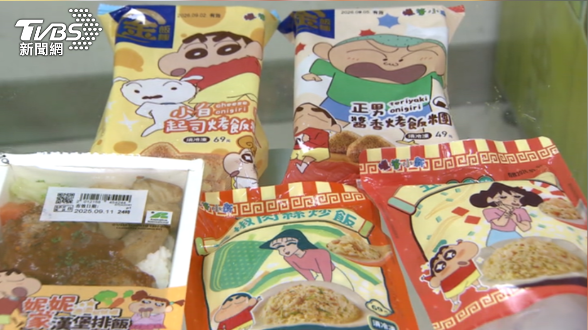 超商推出,蠟筆小新動畫中的多款美食,吸引民眾。(圖/TVBS)