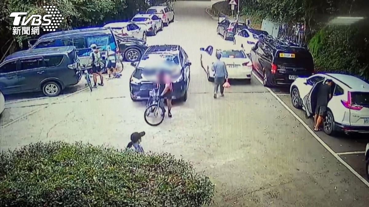 新手駕駛踩錯油門!48歲單車騎士遭撞身亡 女子驚險跳開逃死劫。(圖/TVBS)