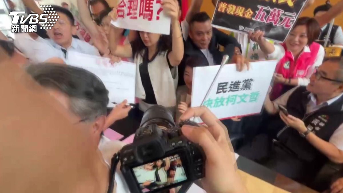 綠營提案台中普發5萬現金　盧秀燕直言：需1400億恐排擠影響建設。(圖／TVBS)  