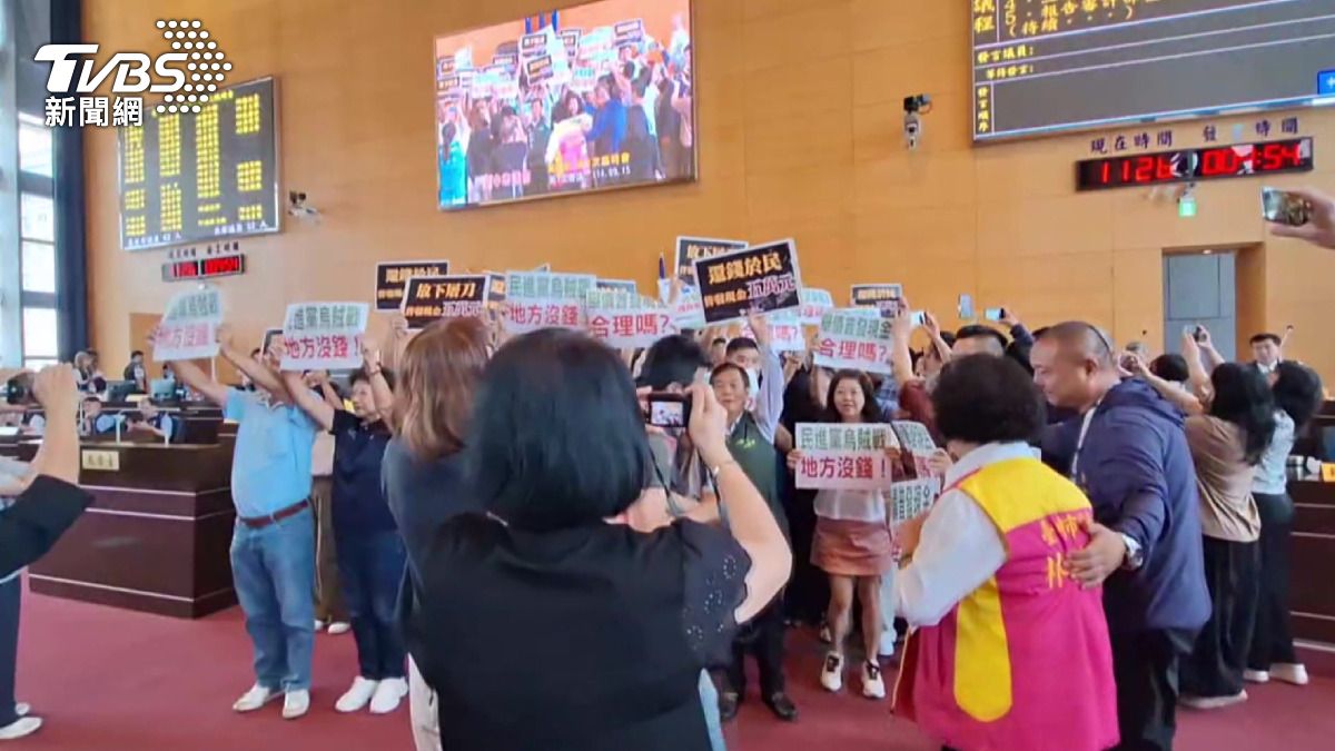 民進黨台中市議會黨團提案要求台中市普發現金5萬元的連鎖效應。(圖／TVBS)  