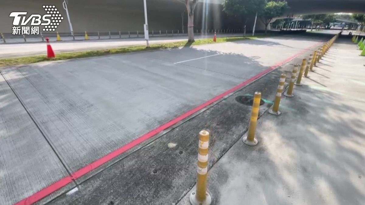 台中一群年輕人深夜將自製滑板車改裝成「卡丁車」,在市區馬路上進行危險滑行。(圖/TVBS)