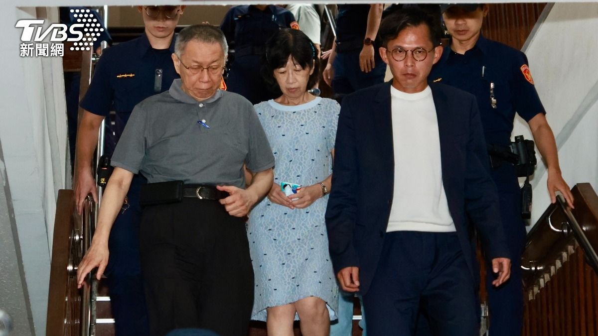 柯文哲、陳佩琪、黃國昌一起從法庭走下樓。(圖/潘建樺攝)