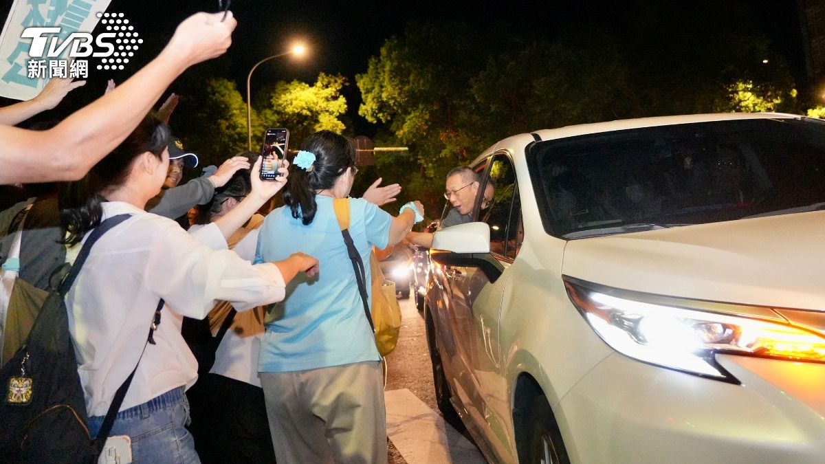 柯文哲上車後仍探出頭對支持者們表達感謝。(圖/區國強攝)
