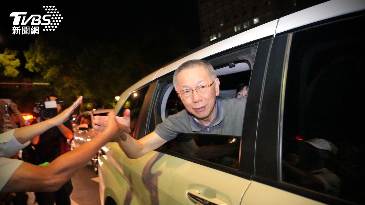 前民眾黨主席柯文哲離開法院後跟小草握手。（圖／區國強攝）