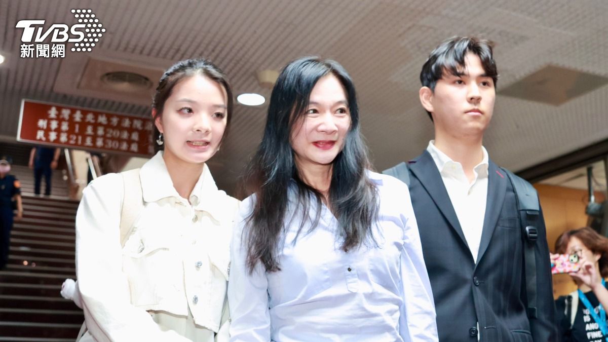 應曉薇與女兒一起牽手下樓離開北院，女兒在旁說：「謝謝大家」。（圖/潘建樺攝）