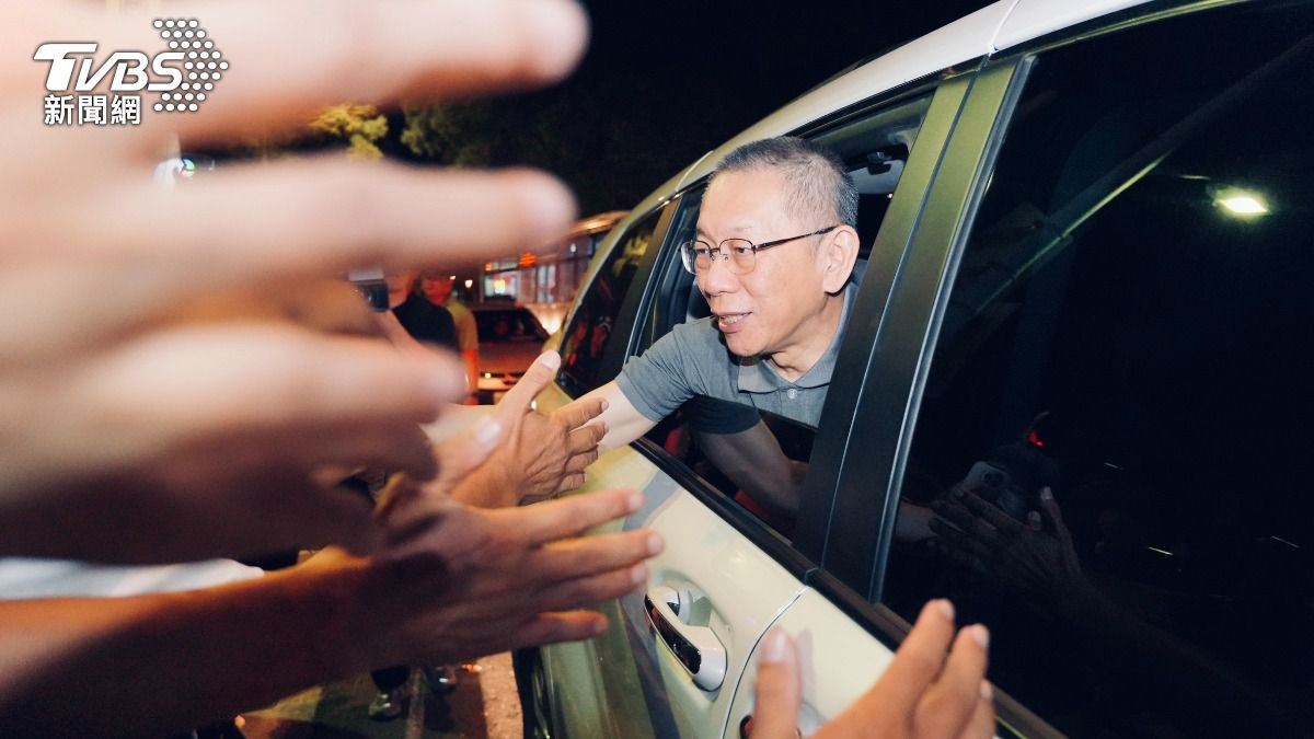 合議庭最終裁定維持原定交保金額不變,柯文哲向車外支持者揮手致意。(圖/區國強攝)