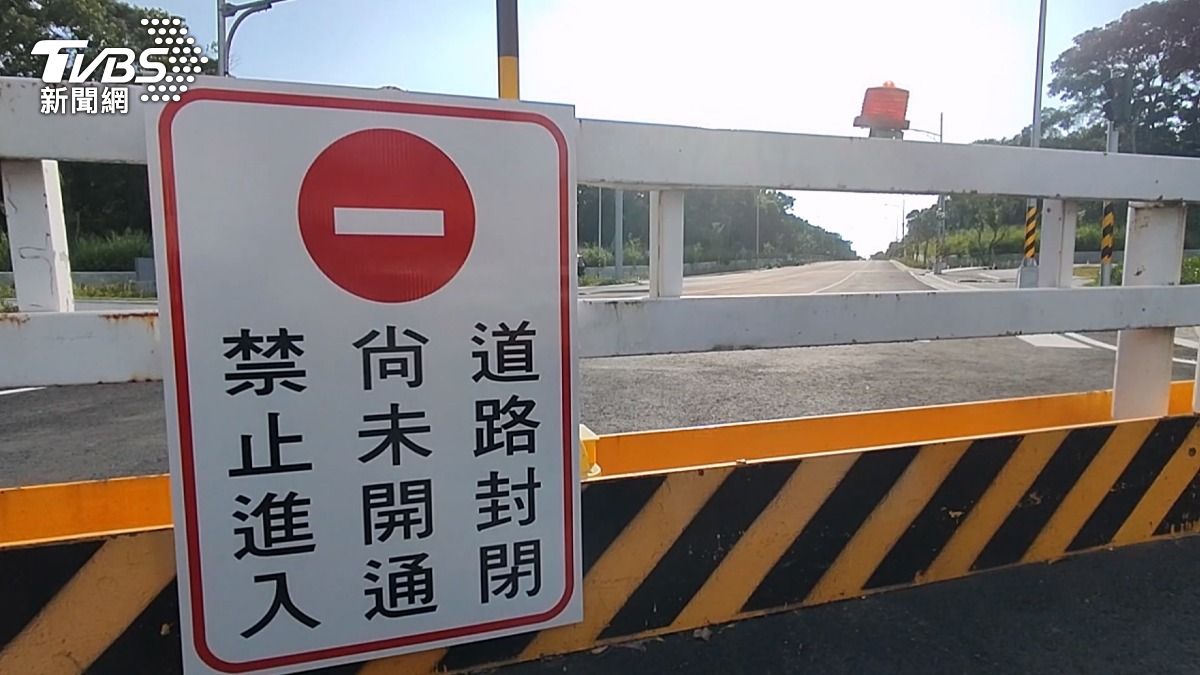 相關單位建議等待道路正式開放後再前往欣賞拍攝。(圖/TVBS)