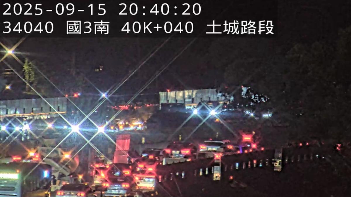 事故現場一度占用3線車道，僅開放外側車道供車輛通行，導致該路段出現車輛回堵的情況。（圖／翻攝國道即時路況）
