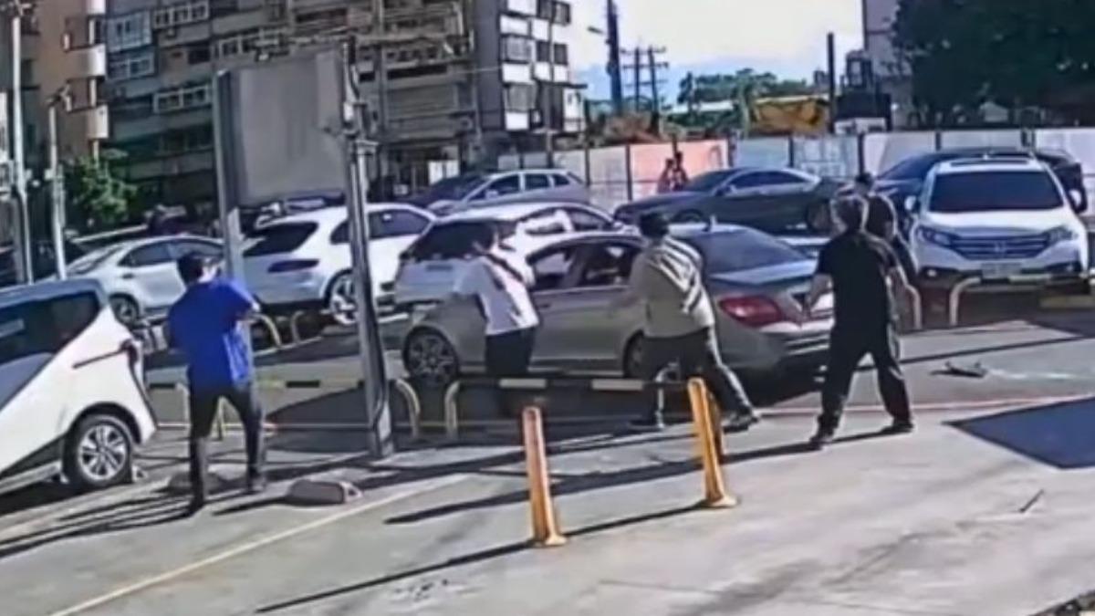 警方連開兩槍未能制止　嫌車強行突圍逃逸。(圖／停車場業者)