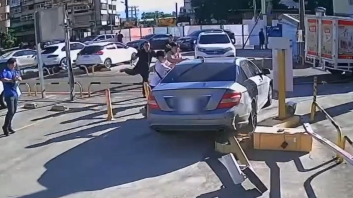 礁溪驚險拒捕開槍　女友駕車撞警　助通緝男友逃逸