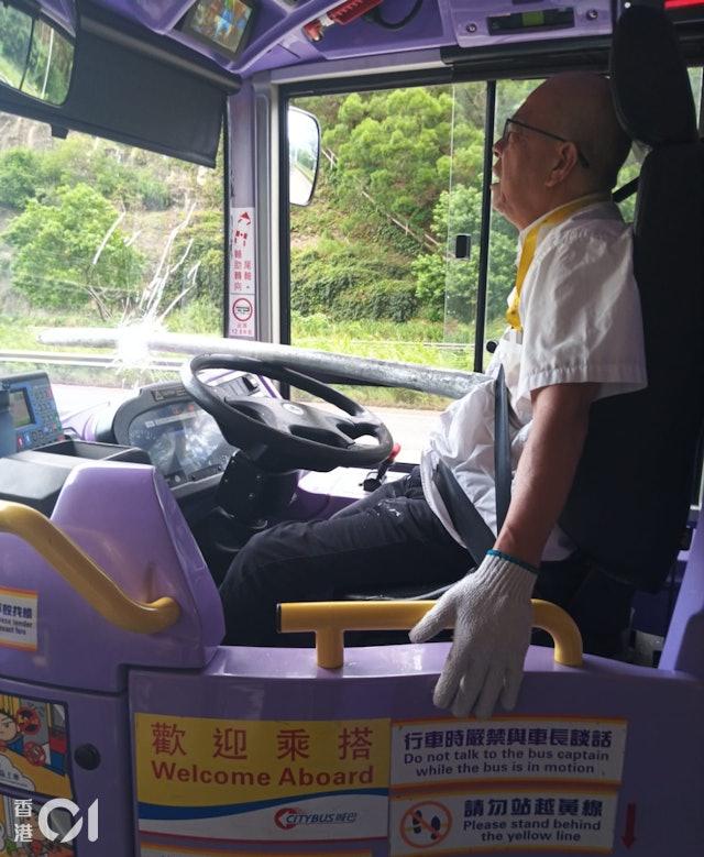 鐵管插入擋風玻璃，直捅司機胸口。（圖／香港01）