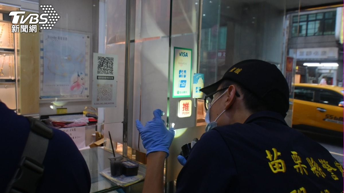 4人將金子變賣70萬。(圖/TVBS)