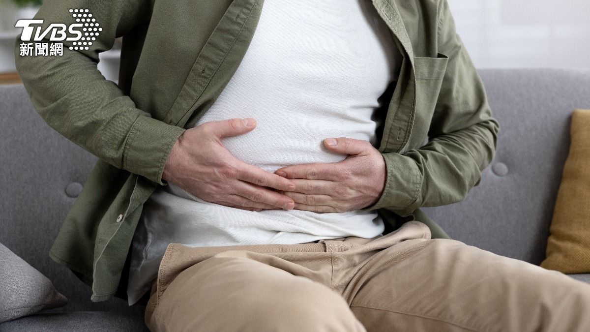 6旬翁常排血便且已達半年，就醫檢查後確診大腸癌。（示意圖／shutterstock達志影像）
