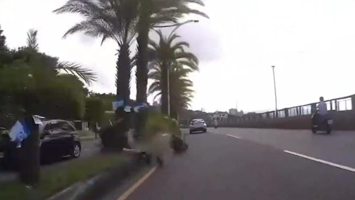 2輛機車擦撞後,其中1名騎士慘摔,另輛機車猛撞分隔島路樹,驚悚過程全被後方行車紀錄器拍下。(圖/翻攝畫面)