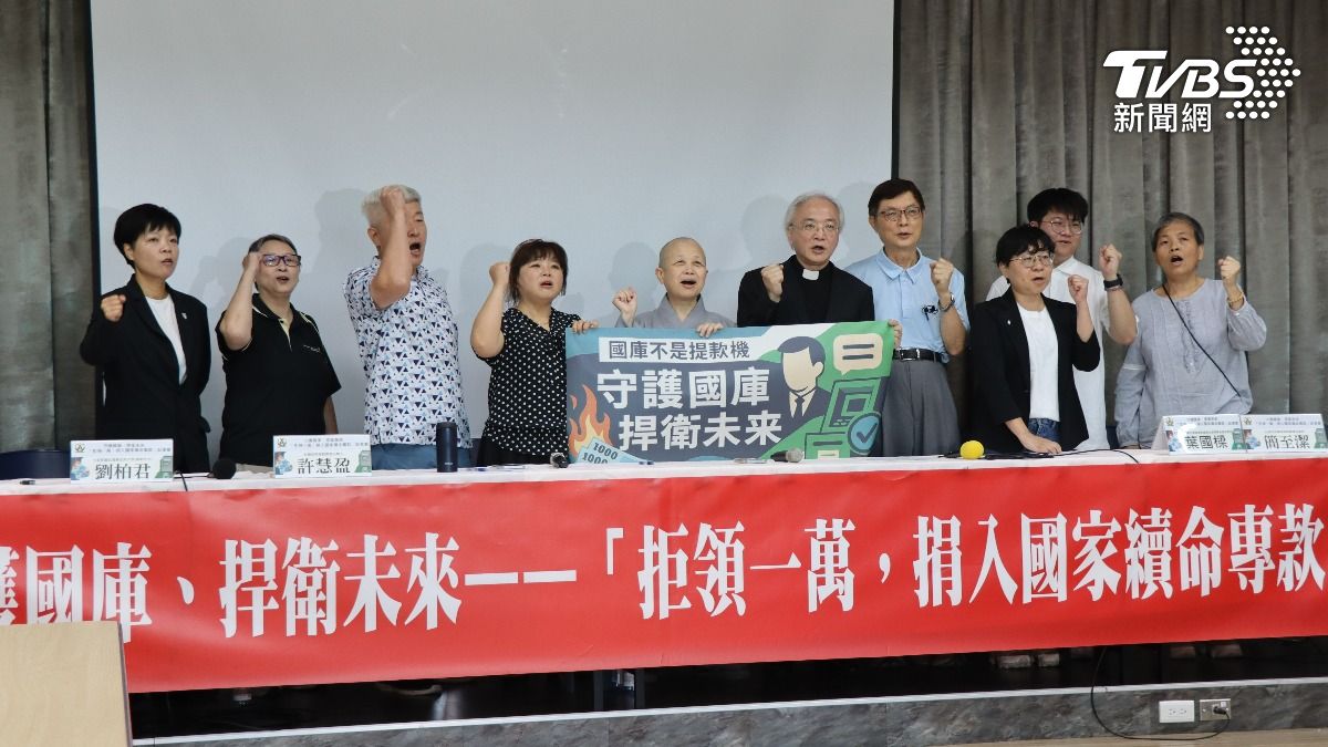 釋昭慧發起「搶救國庫」連署,並於今(16)日上午舉辦「拒領一萬,捐入國家續命專款」記者會。(圖/劉庭宇攝)