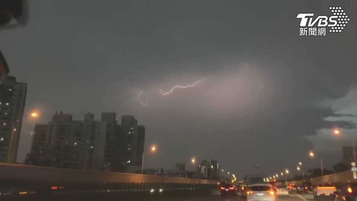 不論是冰雹、還是密集閃電，都和強烈對流有關係，在室外還是要多加注意（圖／TVBS）