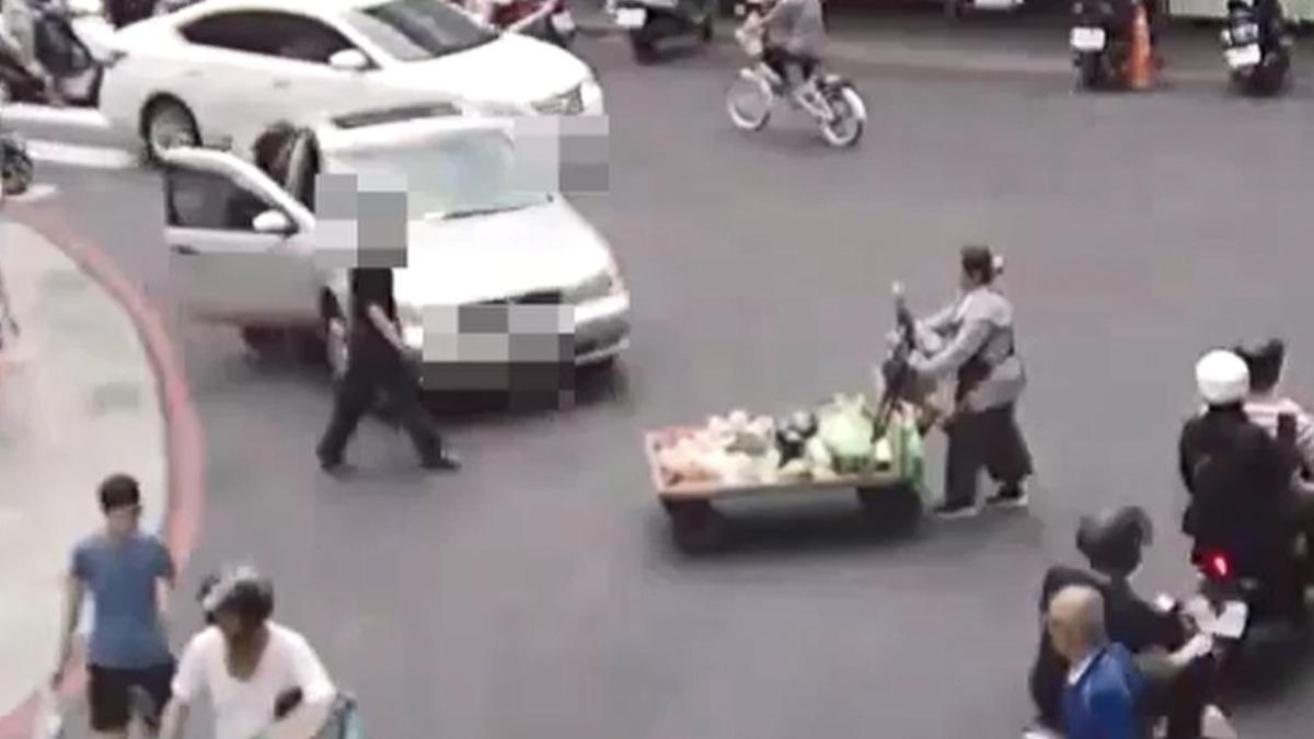假好心路過幫修車,惡劣詐騙犯流竄三鶯。(圖/警方提供)