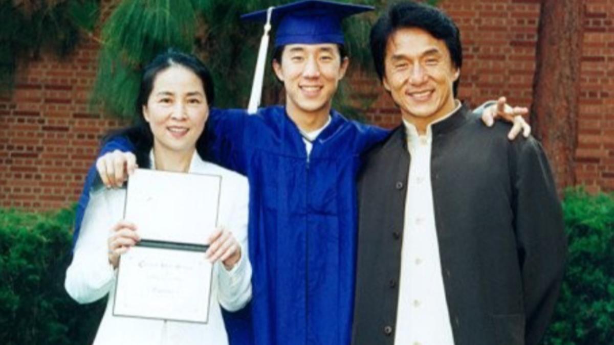 林鳳嬌後來與成龍結婚,生下一子房祖名(中)。(圖/翻攝自微博)