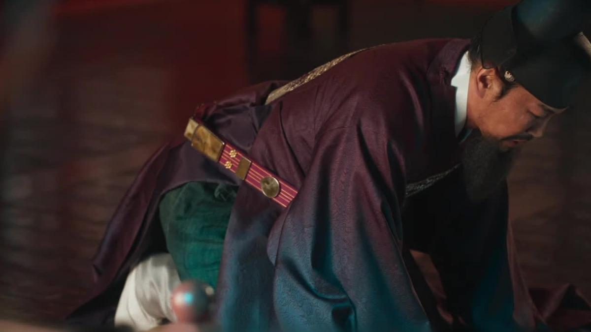 《暴君的廚師》被揪出有穿幫鏡頭。(圖/Netflix)