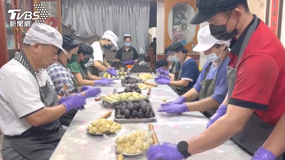 老闆不想因為一筆大單,而拋棄其他散客,才一口氣拒絕科技廠5萬顆的訂單,讓一般散客可以買得到(圖/TVBS)
