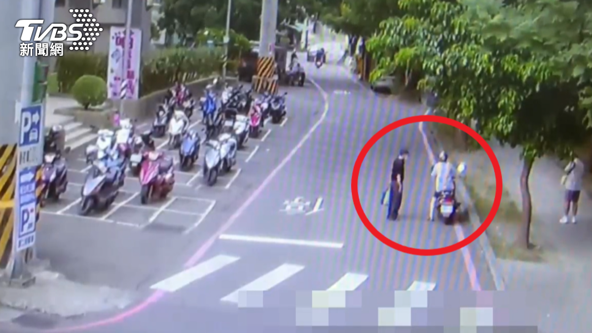 男惡意破壞婦人機車，再假好心幫忙維修。（圖／TVBS）